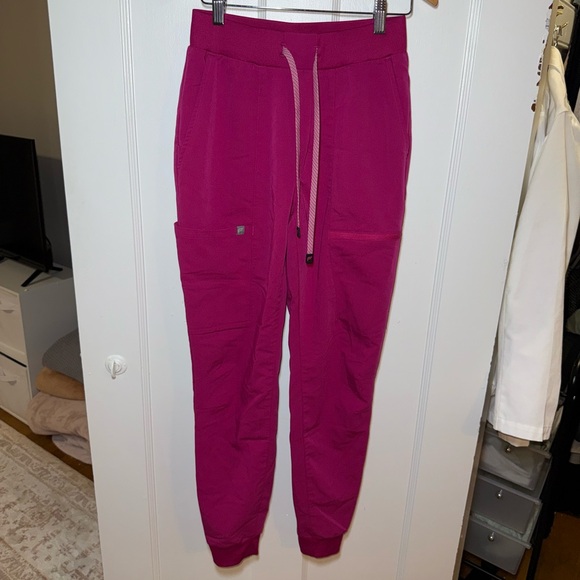 Fabletics Scrub Set - Picture 4 of 7